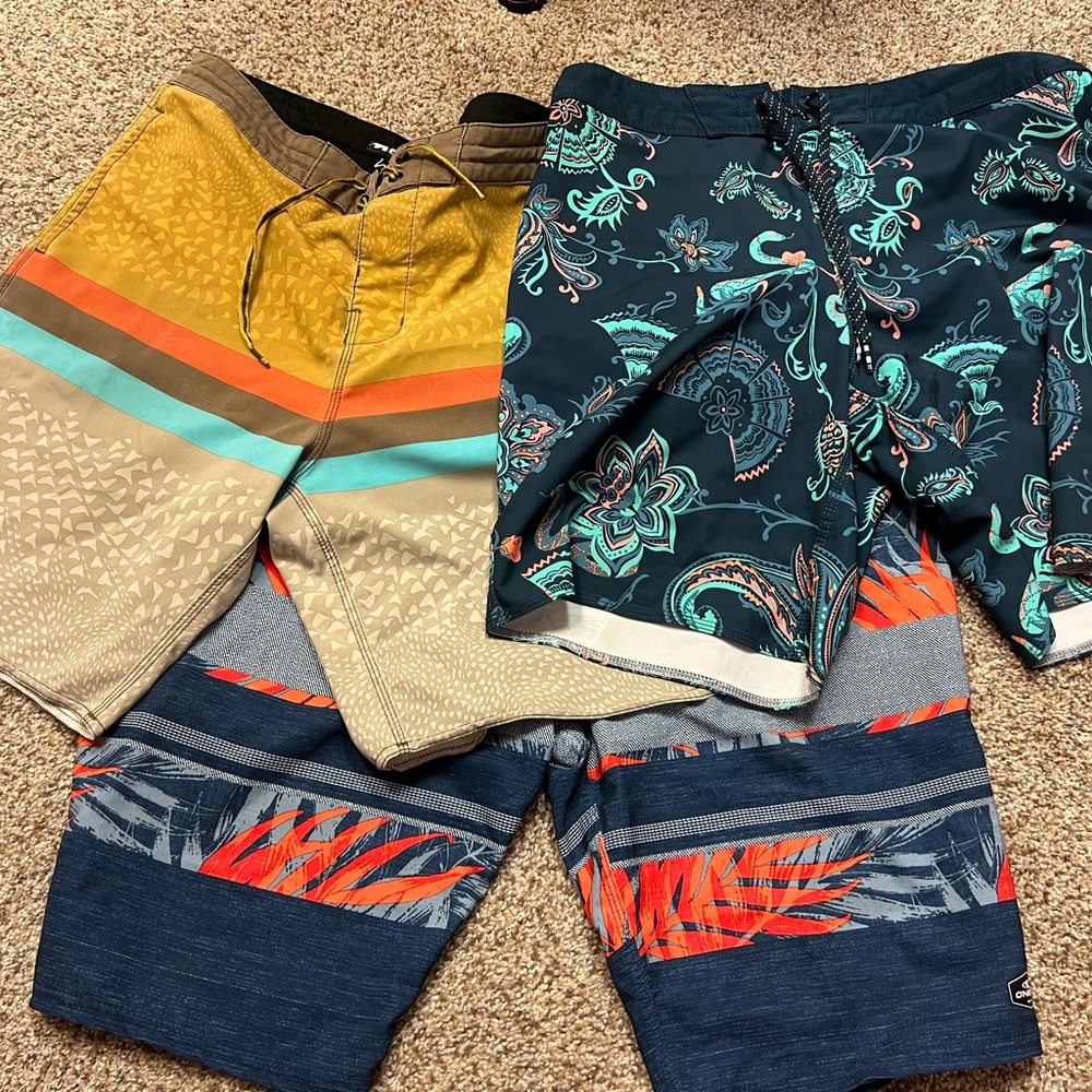 Men’s Size 32 board shorts bundle of 3 pair